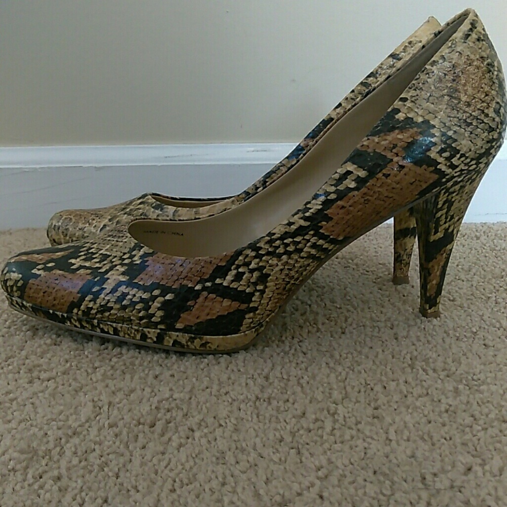 Ellen Tracy Snakeskin Pumps